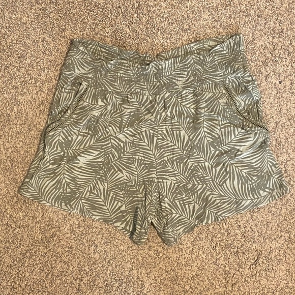 Three Dots Leaf Print Shorts Sage Green Sz Large - Picture 8 of 8